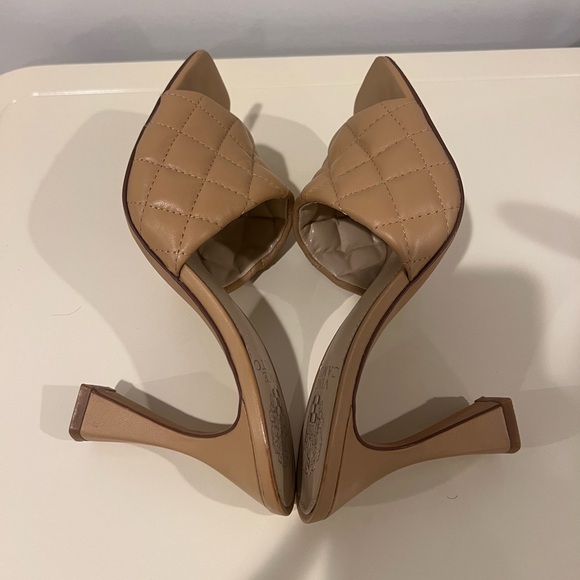 Vince Camuto Diamond Quilted leather sandal - size 7 - Picture 6 of 9